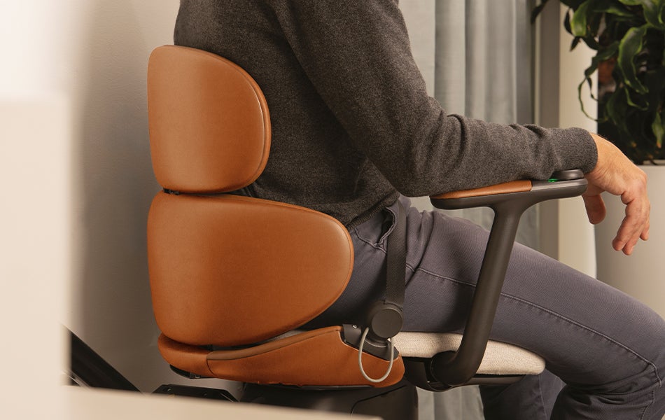 Monte escalier ergonomique avec rail noir sobre et raffiné,  commande simple et assise pivotante - JOYA_3