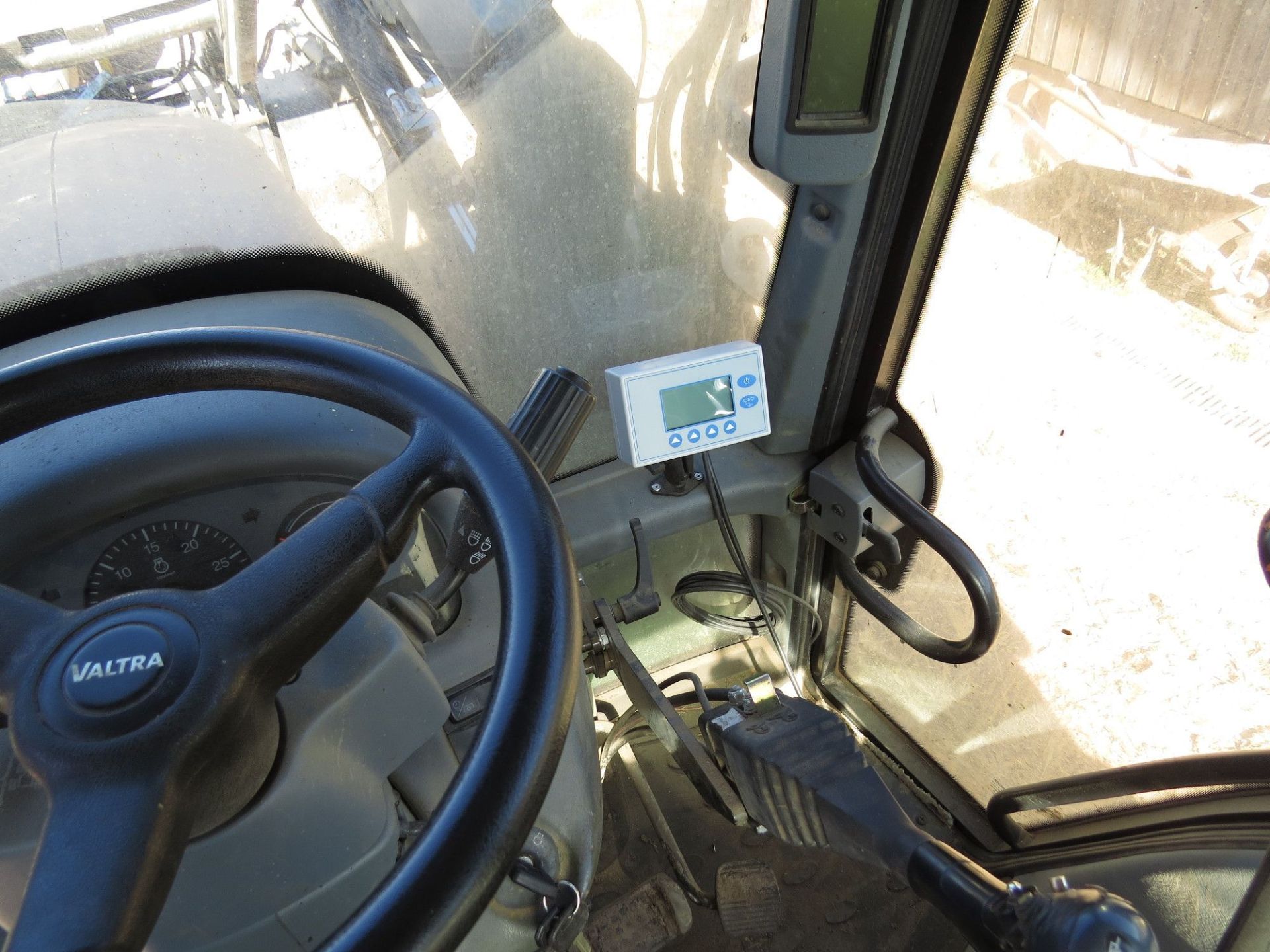 Système de pesage embarqué pour chargeur frontal agricole_3