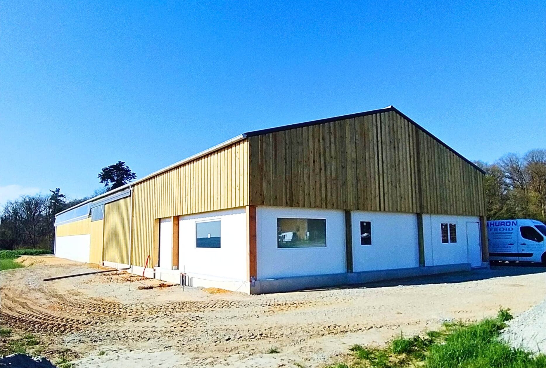 Bâtiment pour chèvres modulaire et durable en bois - Sur mesure selon vos besoins agricoles - ROINE_3