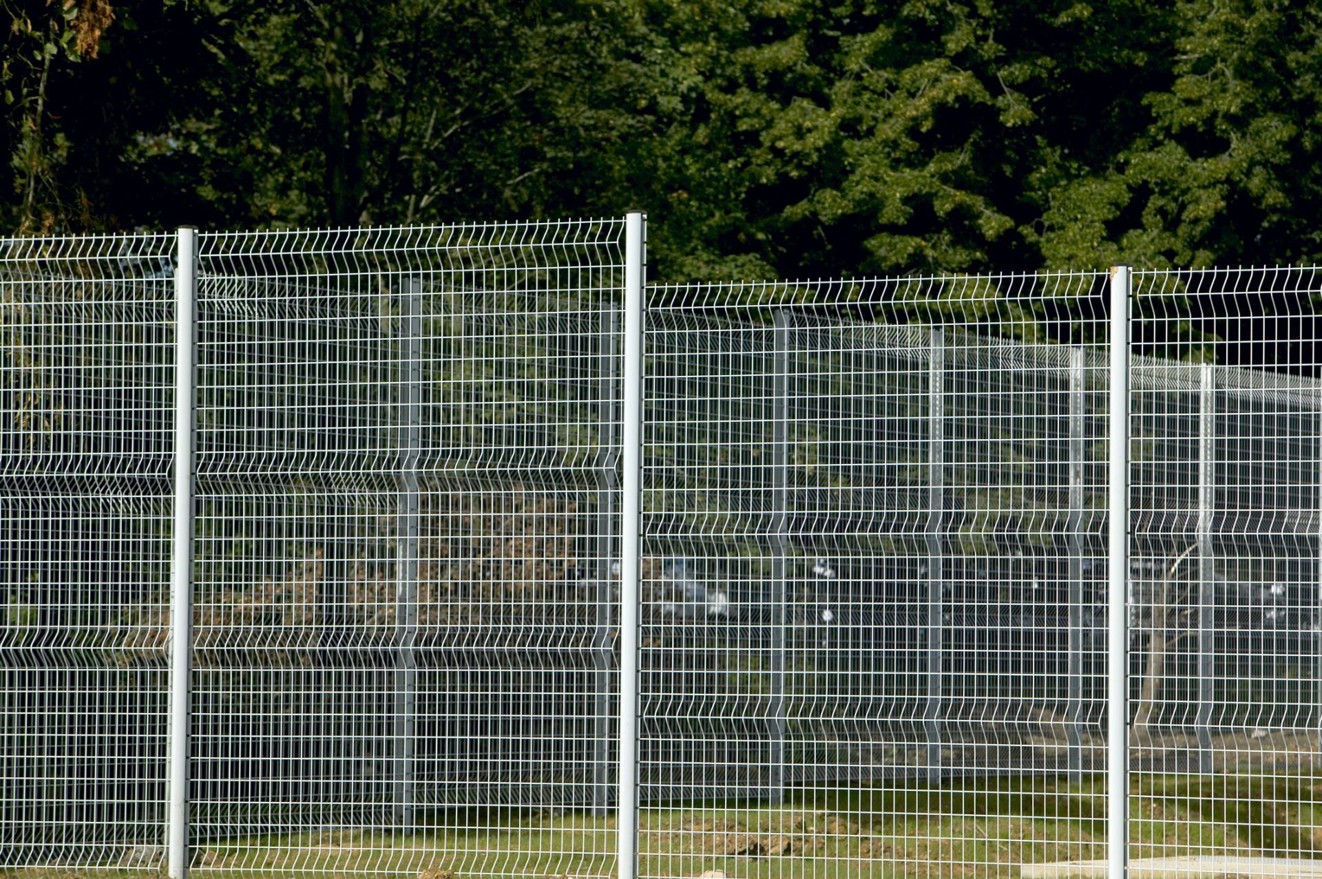 Clôture rigide adaptable pour angles et dénivelés