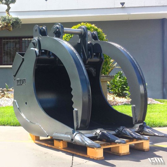 Outil multifonction pour espaces verts et démolition