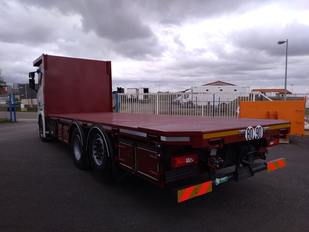 Plateau semi-remorque avec tourets arrière et crochets avant