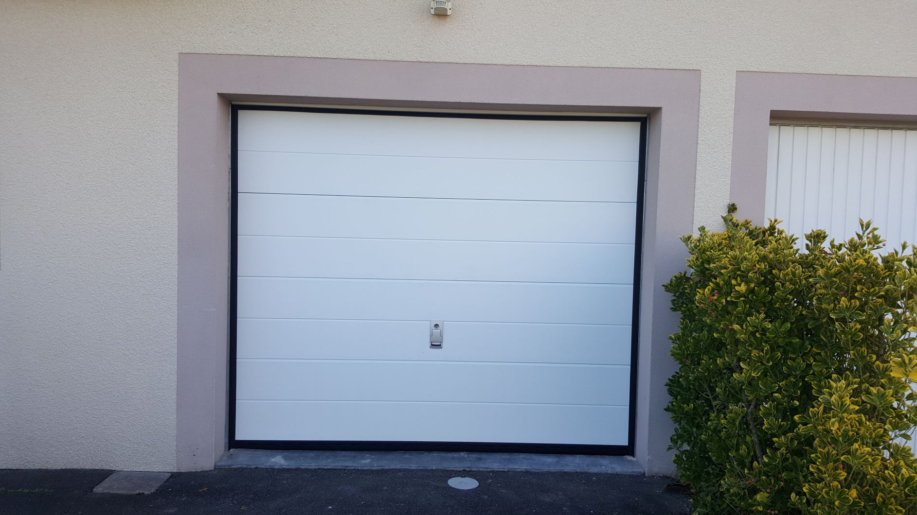 Porte de garage sectionnelle - plafond ou latérale - sur-mesure avec serrure et décor au choix_3