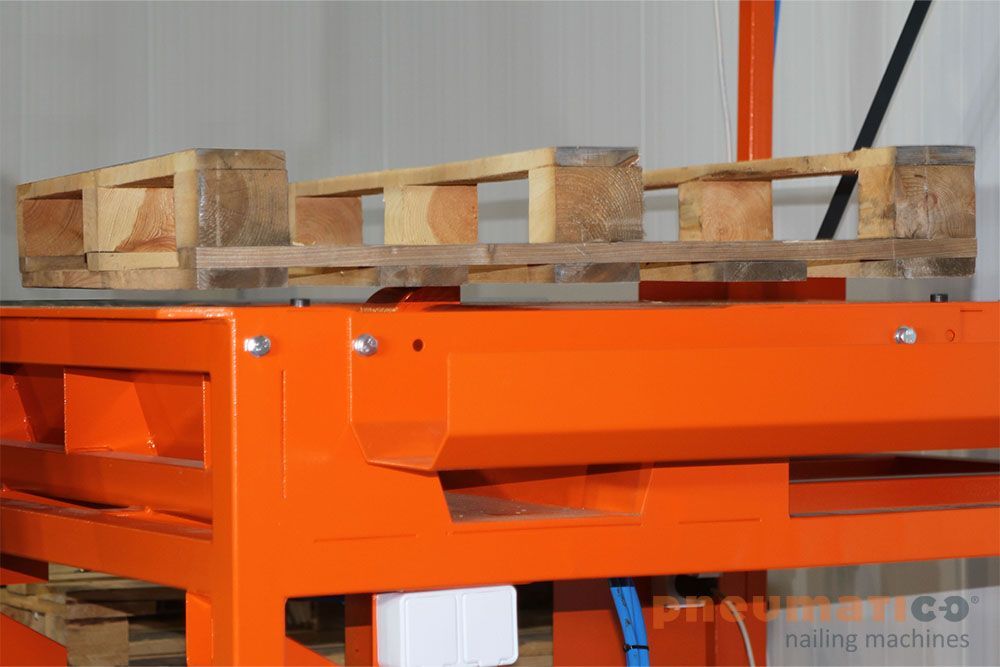 Poste de travail spécialisé pour la réparation de palettes en bois