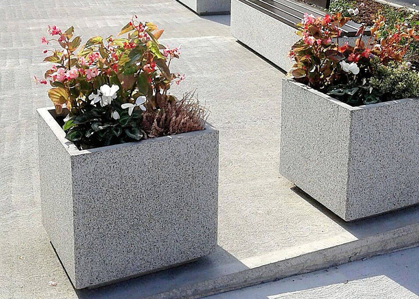 Jardinière robuste en béton préfabriqué couleur gris granite