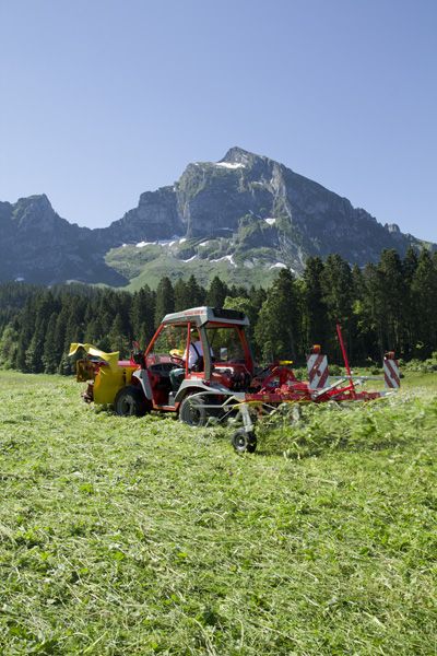Alpinhit Faneuses Alpin - Pottinger France - largeur de travail de 4,45 m à 6 m - construction légère et adaptation au sol_3
