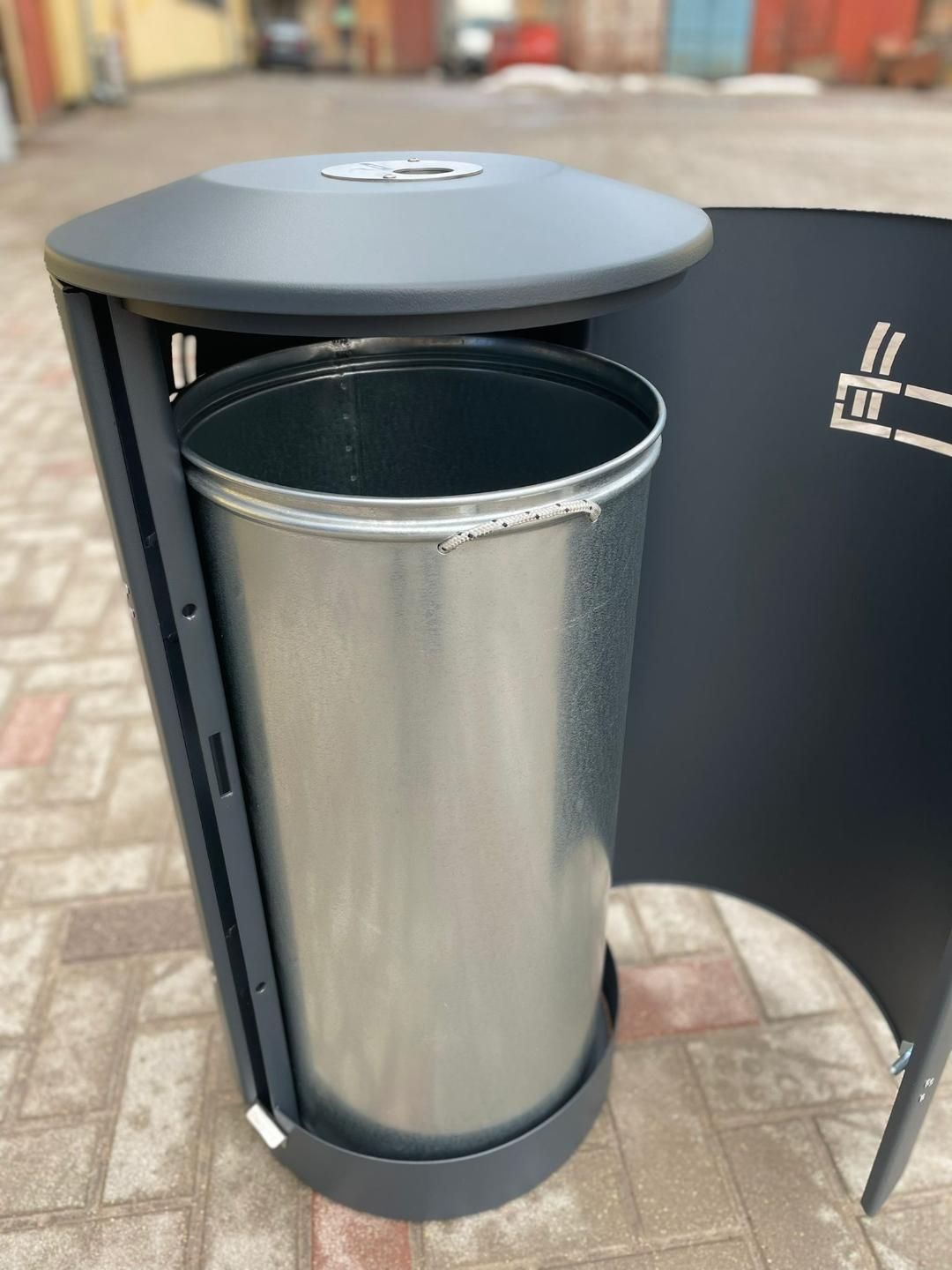 Cendrier sur pied grande capacité - extérieur ultra résistant avec serrure et seau intérieur acier galvanisé - Coloris personnalisables - Design exclusif URBANECO 42_3