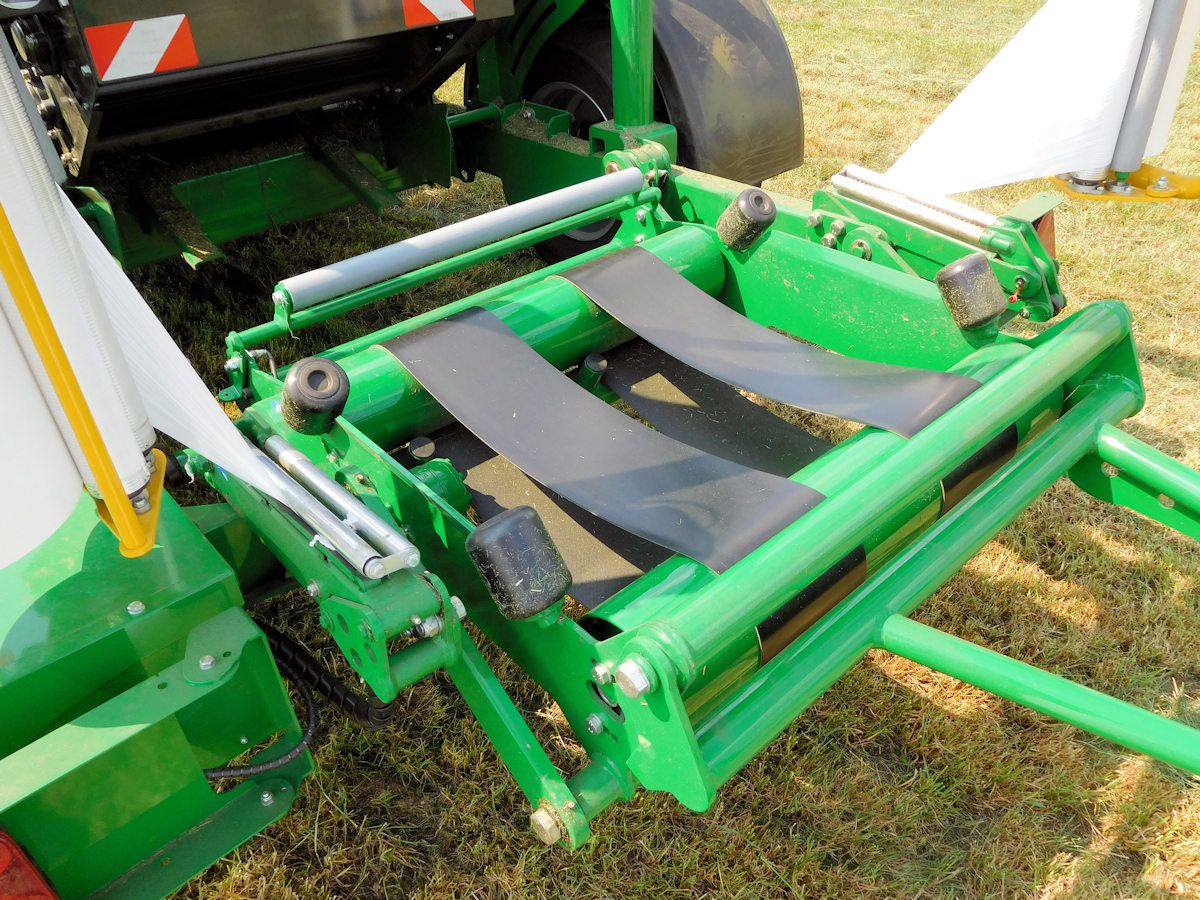 Presse à balle ronde avec poids de matériau variable de 520 à 670 litres