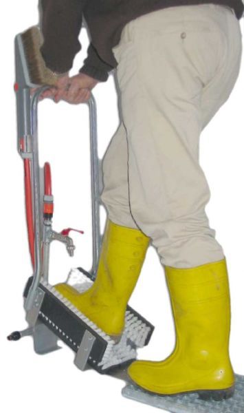 Lave-bottes avec brosses basses intégrées