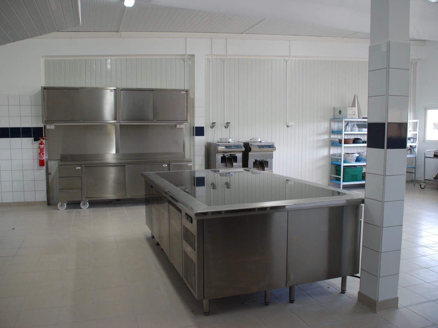 Laboratoire de pâtisserie en Nouvelle Calédonie- Rangement, plonge, mobilier, hotte, robot, froid et cuisson_3