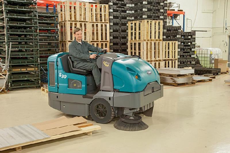 S30 Balayeuse TENNANT autoportée de taille moyenne_3