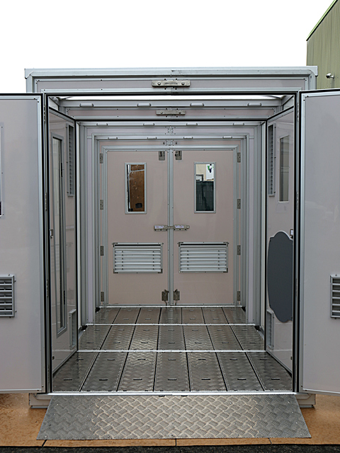 Sas robuste avec portes verrouillables et toits transparents