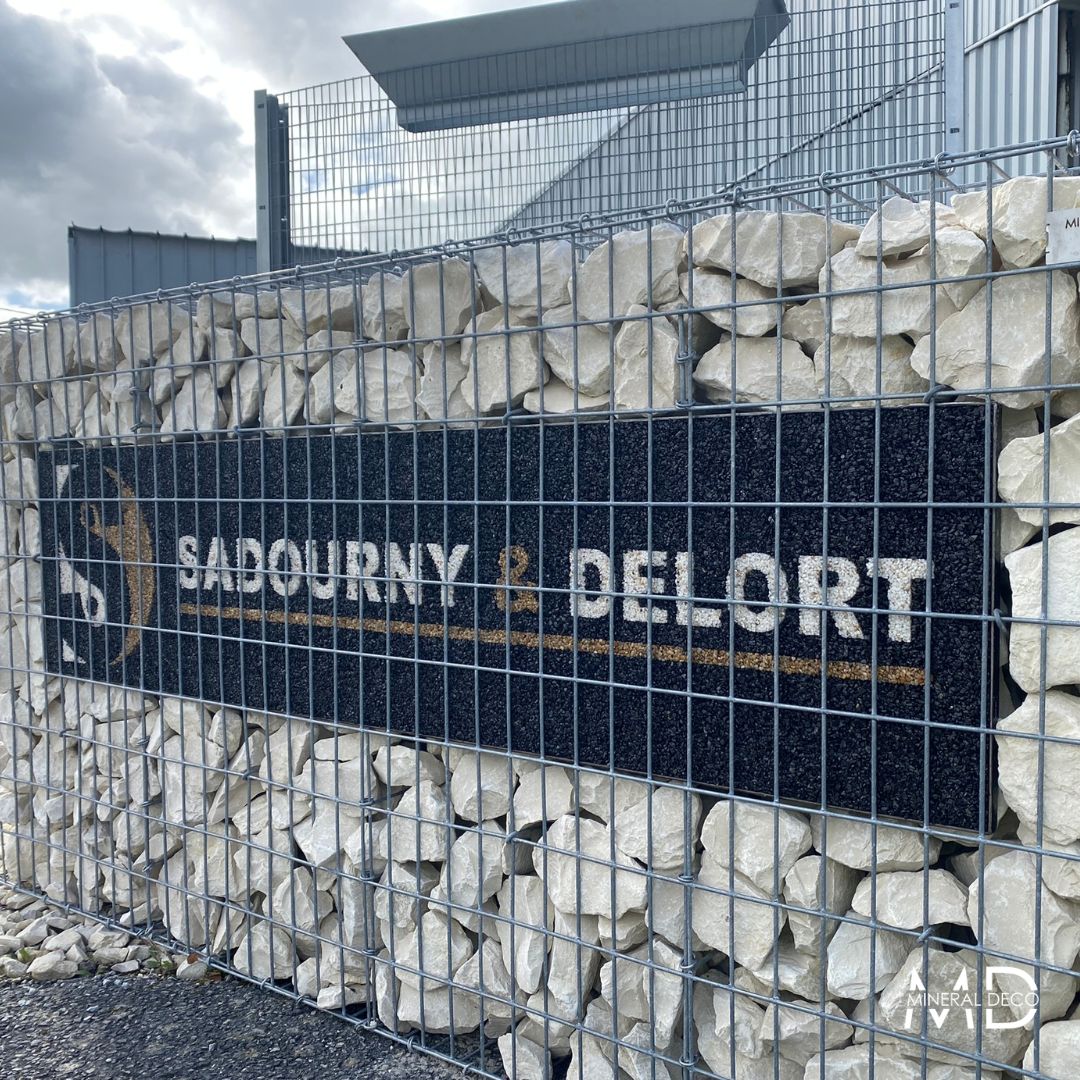 Gabion personnalisé avec logo résiné - motif en gravier de couleur naturelle - sur-mesure et unique_3