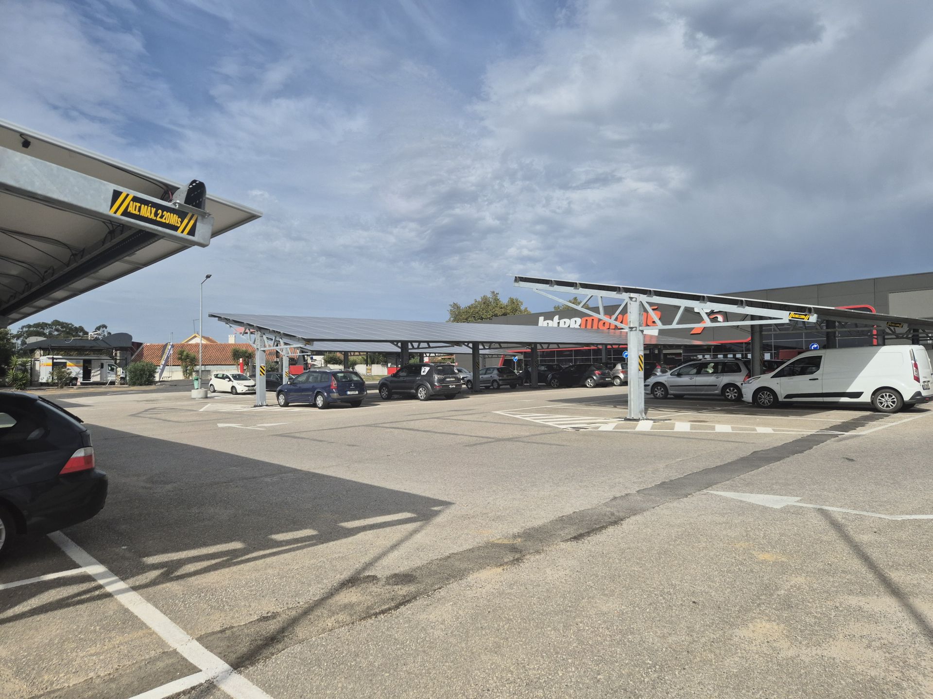 Ombrières photovoltaïques pour parkings - Koman Groupe_3