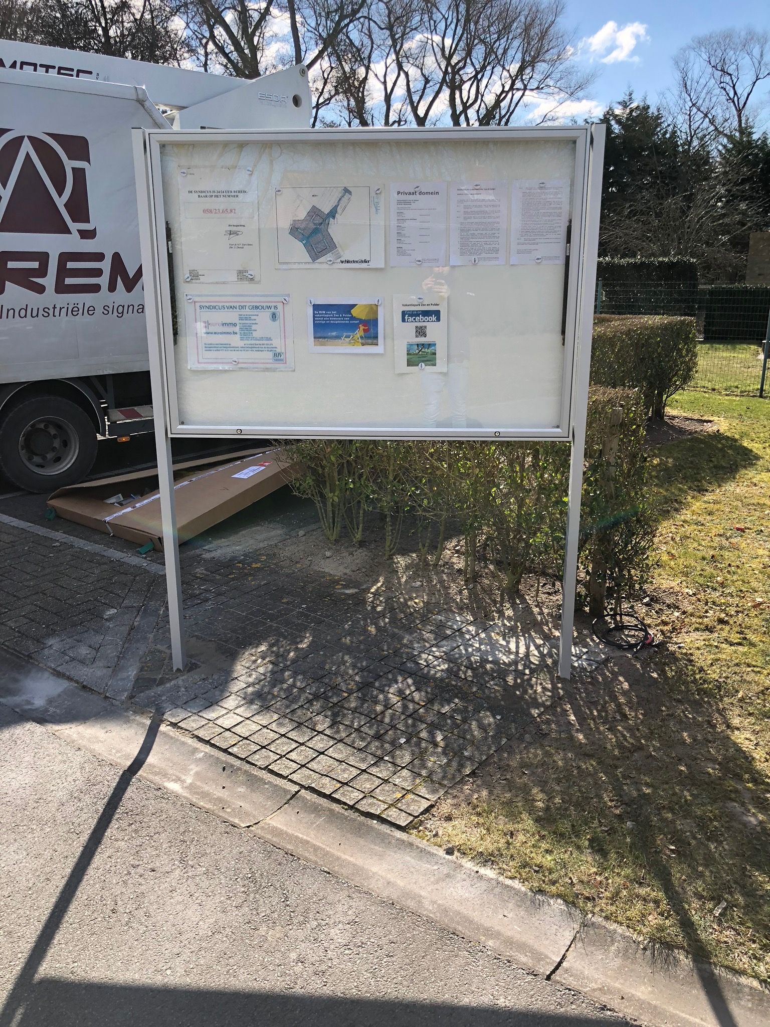 Vitrine intérieure - large gamme pour entreprises - différentes formes et conceptions_3