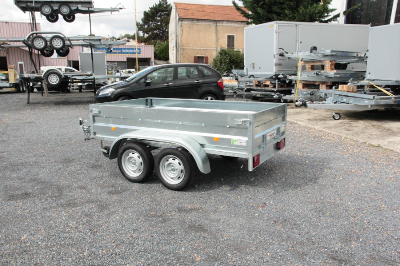 Remorque utilitaire avec dimensions utiles 2510 x 1350 x 350 et options personnalisables
