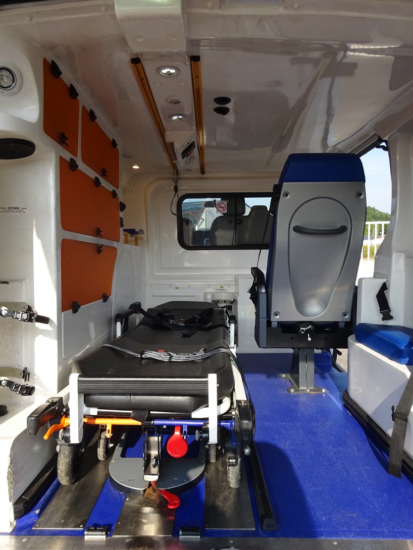 Ambulance occasion Opel Vivaro L1H1 avec 3 places avant