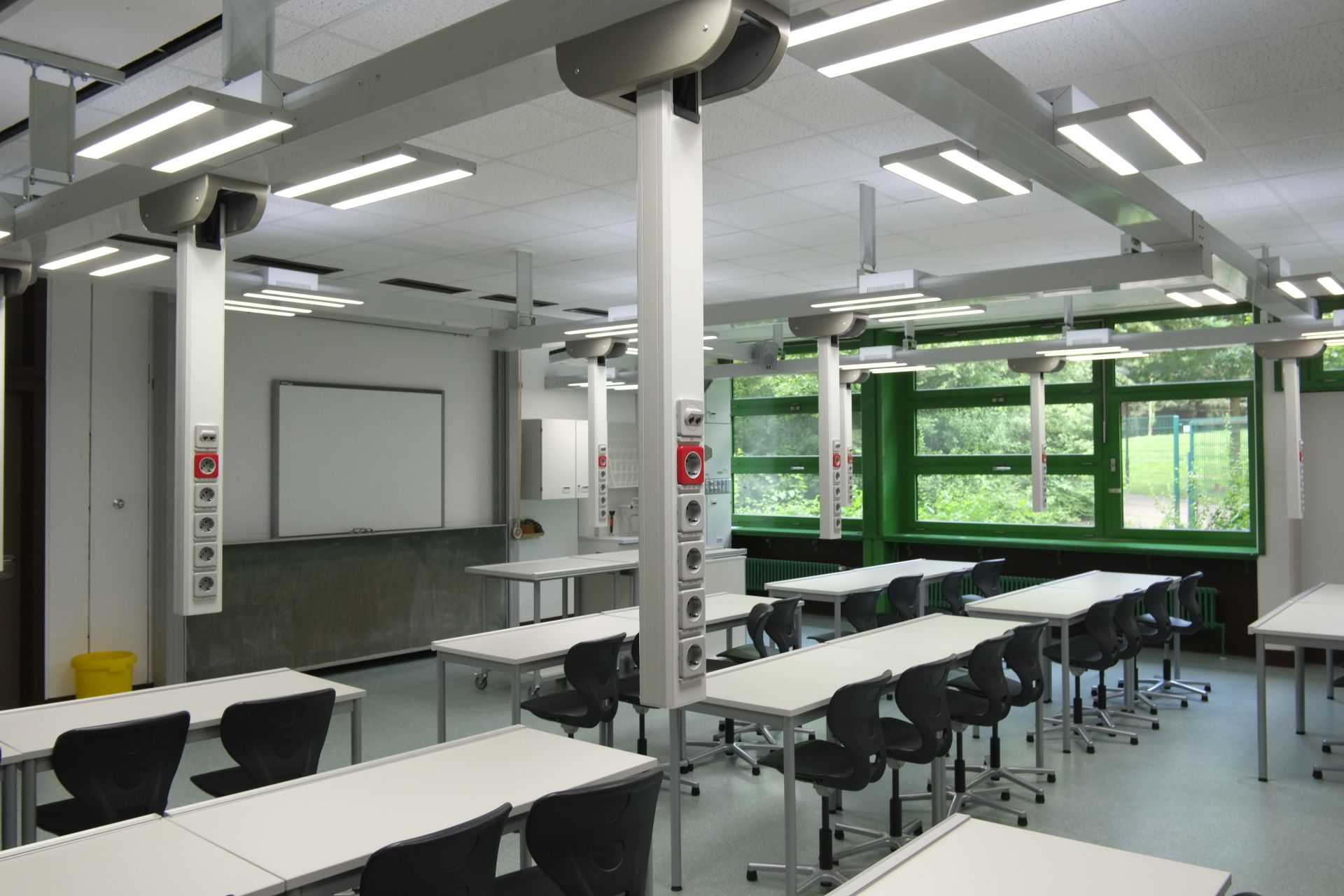 Système de médias au plafond pour la fourniture des connexions d'électricité, de données et d'air comprimé - Powerlift_3