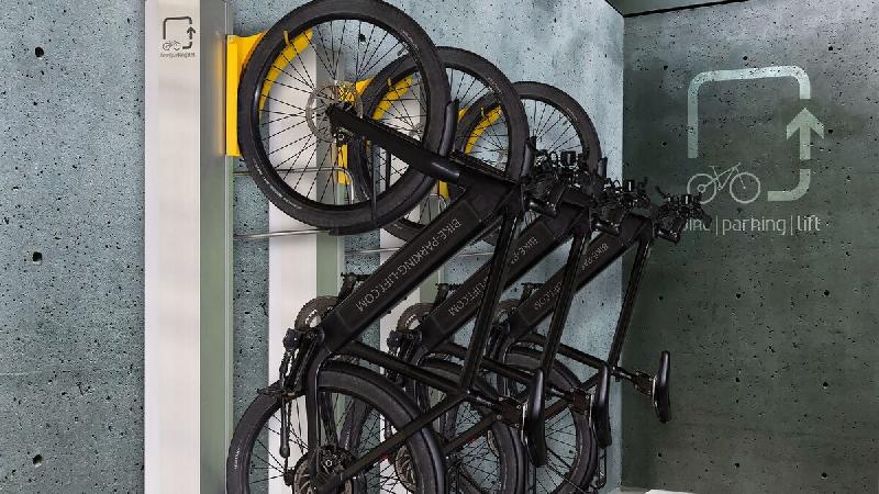 Système mécanique de stationnement vertical pour vélos avec assistance 