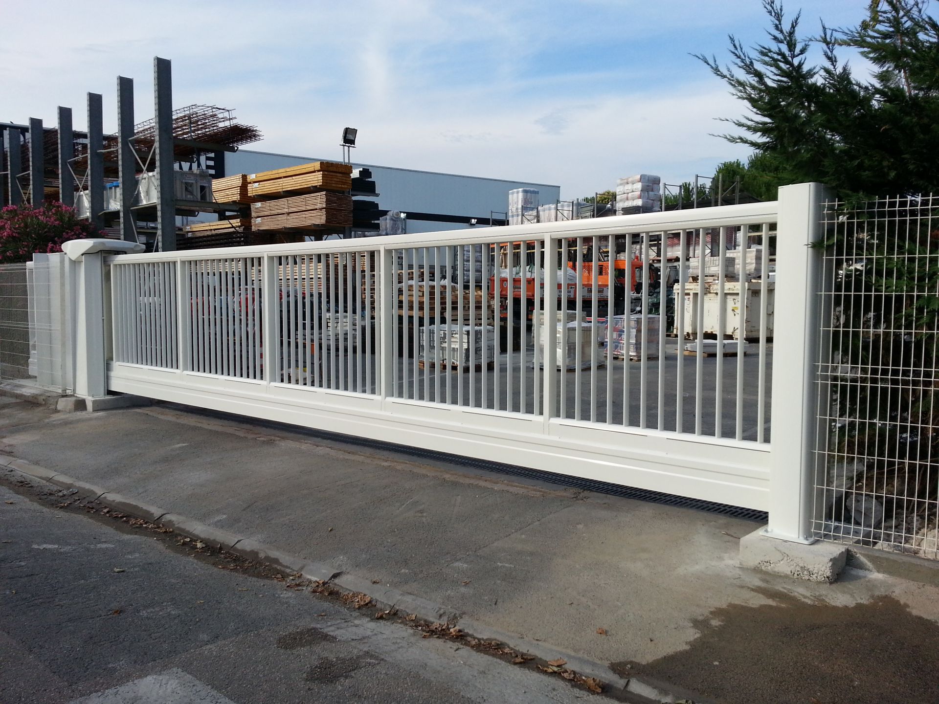 Portail coulissant Ulmalu avec armoire de commande tactile