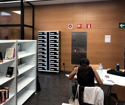 Armoire de chargement pour téléphones, ordinateurs portables et montres connectées