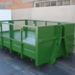 Benne à déchets avec échelles de contrôle avant et arrière