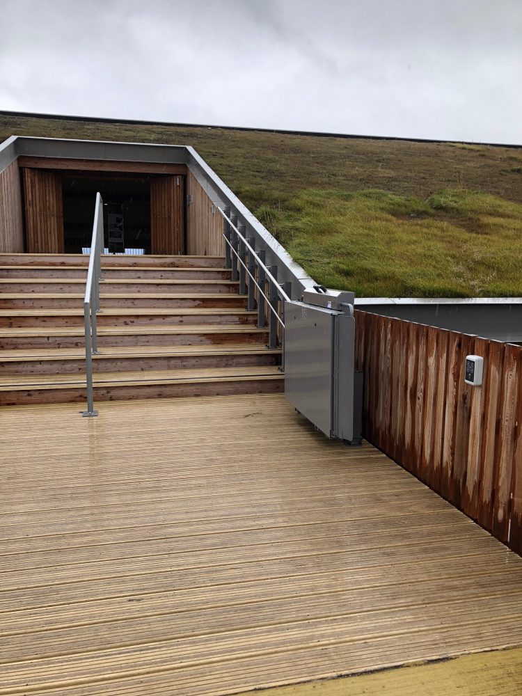 Plateforme élévatrice ergonomique à fonctionnement silencieux, permettant de desservir plusieurs niveaux à l'extérieur - en Bretagne et à Nantes - GANSER GHB20_3