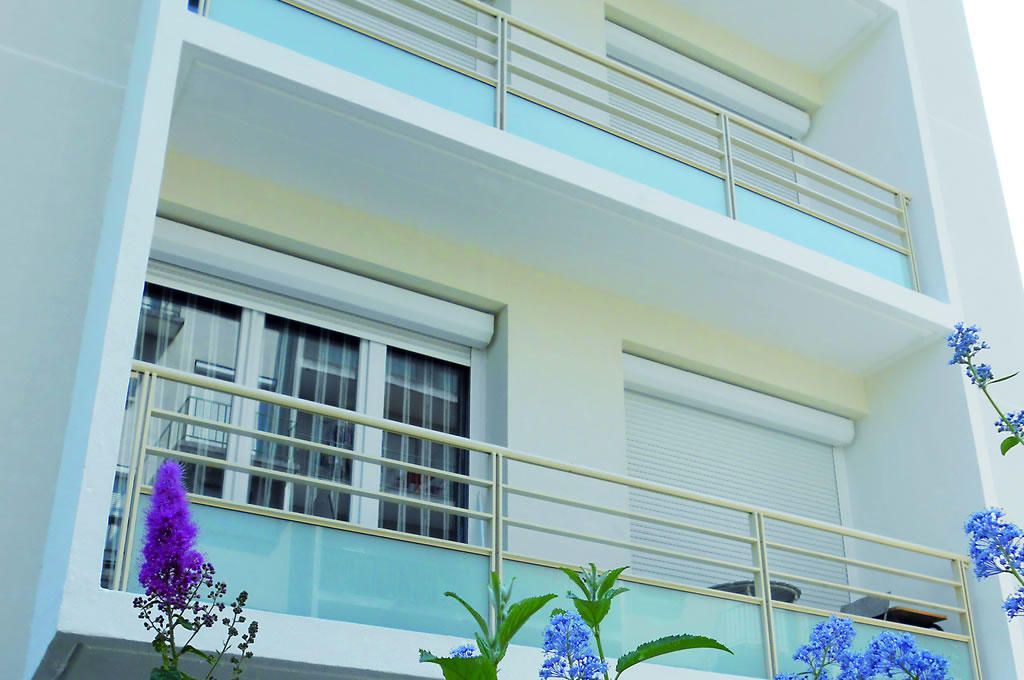 Garde-corps modèle feria - horizal - en aluminium avec remplissage axé sur dalle - les lisses et le remplissage sont dans l’axe médian des poteaux_3