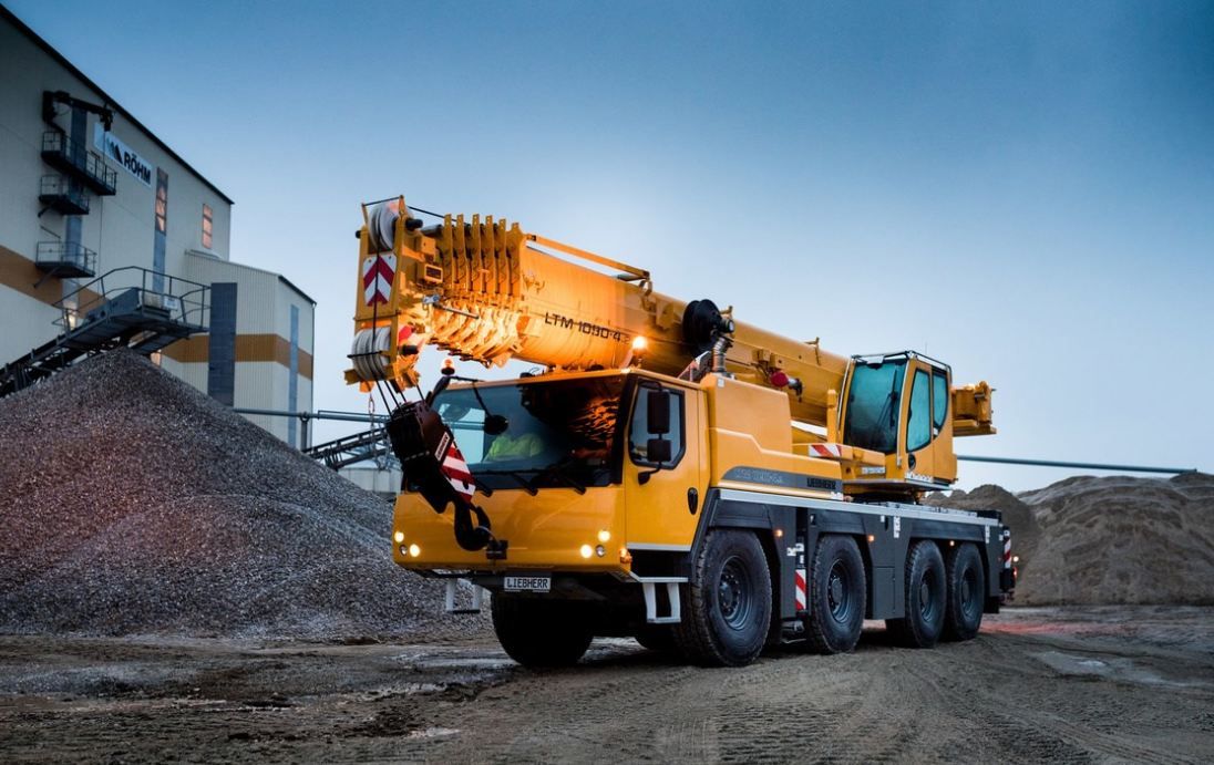 Grue automotrice Liebherr avec transmission ECOdrive et moteur 6 cylindres diesel