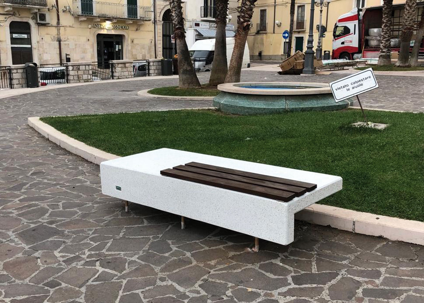 Banc public Ela Mini Mad UM371LM2 - siège béton armé hydrofuge, structure inox, lattes bois tropical_3