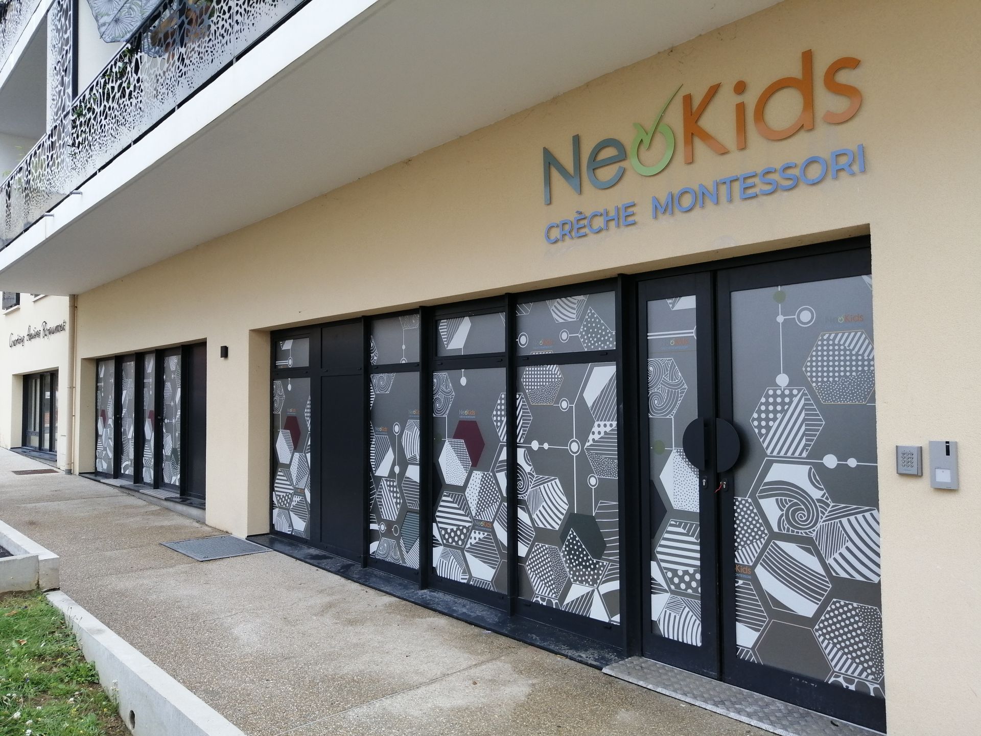 Vitrophanie sur mesure, idéal pour transformer une vitrine en une grande surface d'affichage imprimée - OUEST ENSEIGNES_4