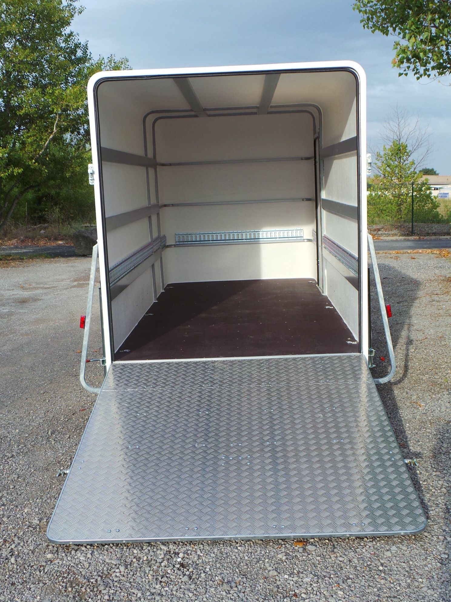 Remorque Wilsud équipée de feux arrière encastrés et anneaux d'arrimage