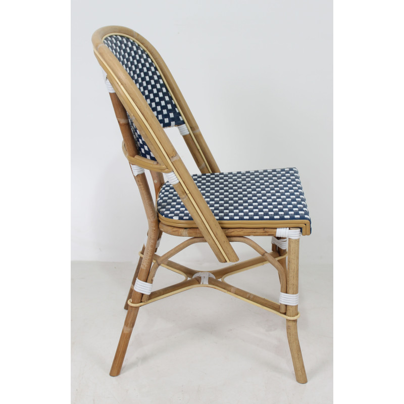 Chaise tressée bleue et blanche pour usage sous abris
