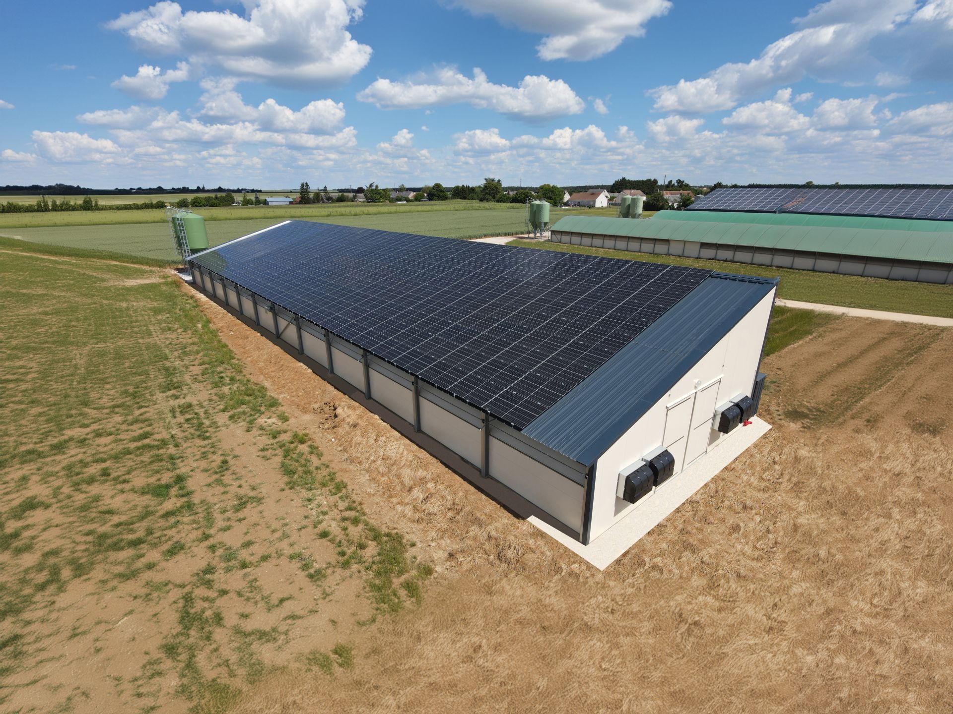 Bâtiment d'élevage monopente en acier galvanisé, pouvant recevoir une centrale photovoltaïque_0
