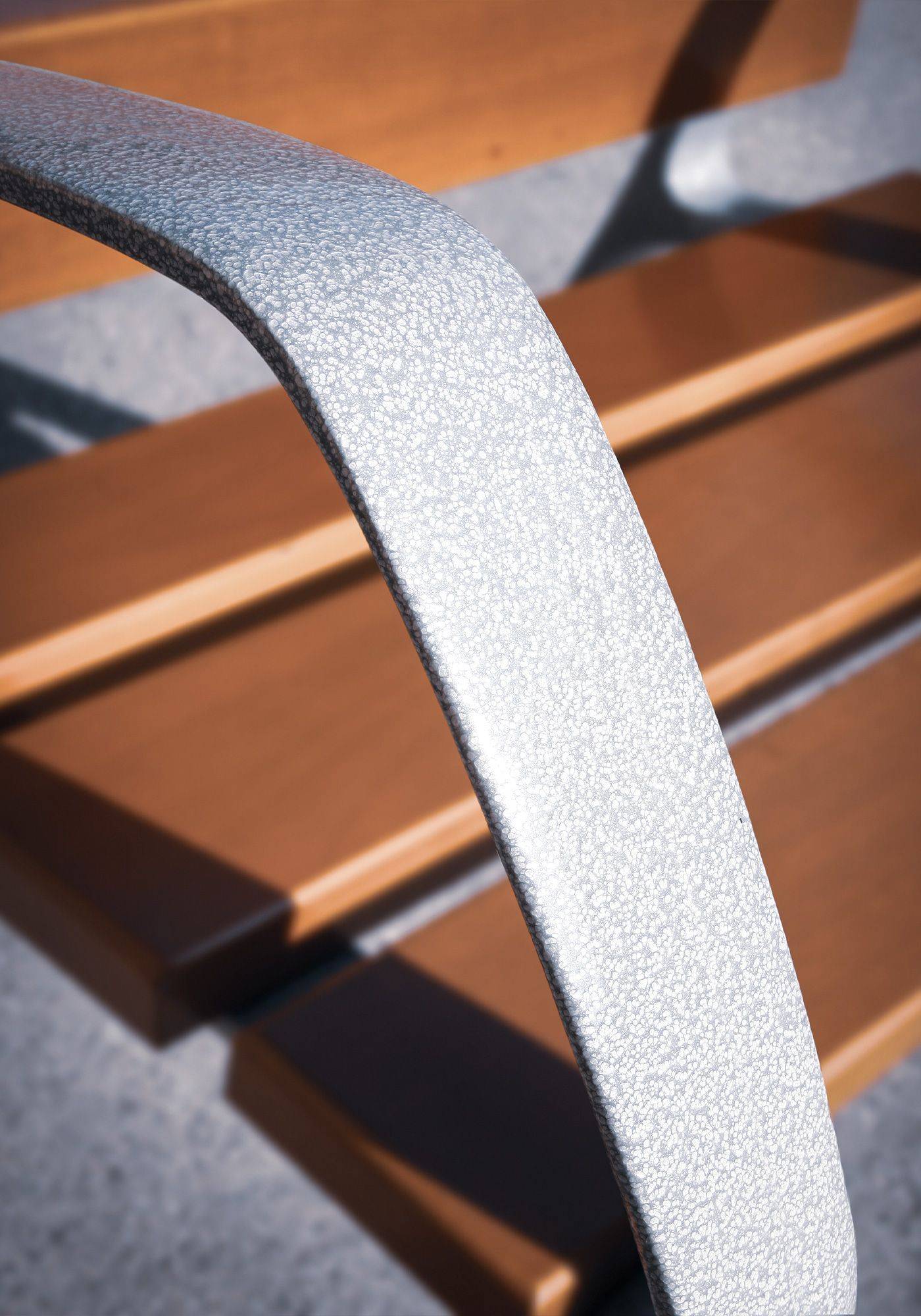 Banc public Neobarcino UM304N - bois FSC ou bois d'ingénierie - piètement en fonte ductile avec traitement anticorrosion_3