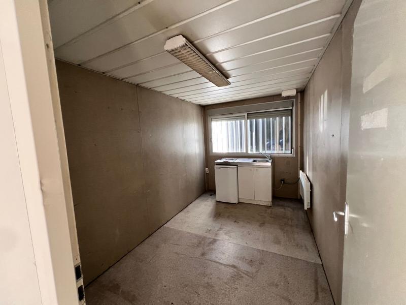 Cabane de chantier Cuisine - modèle 2006 - équipée avec frigo neuf, gazinière, évier et placard de rangement_3