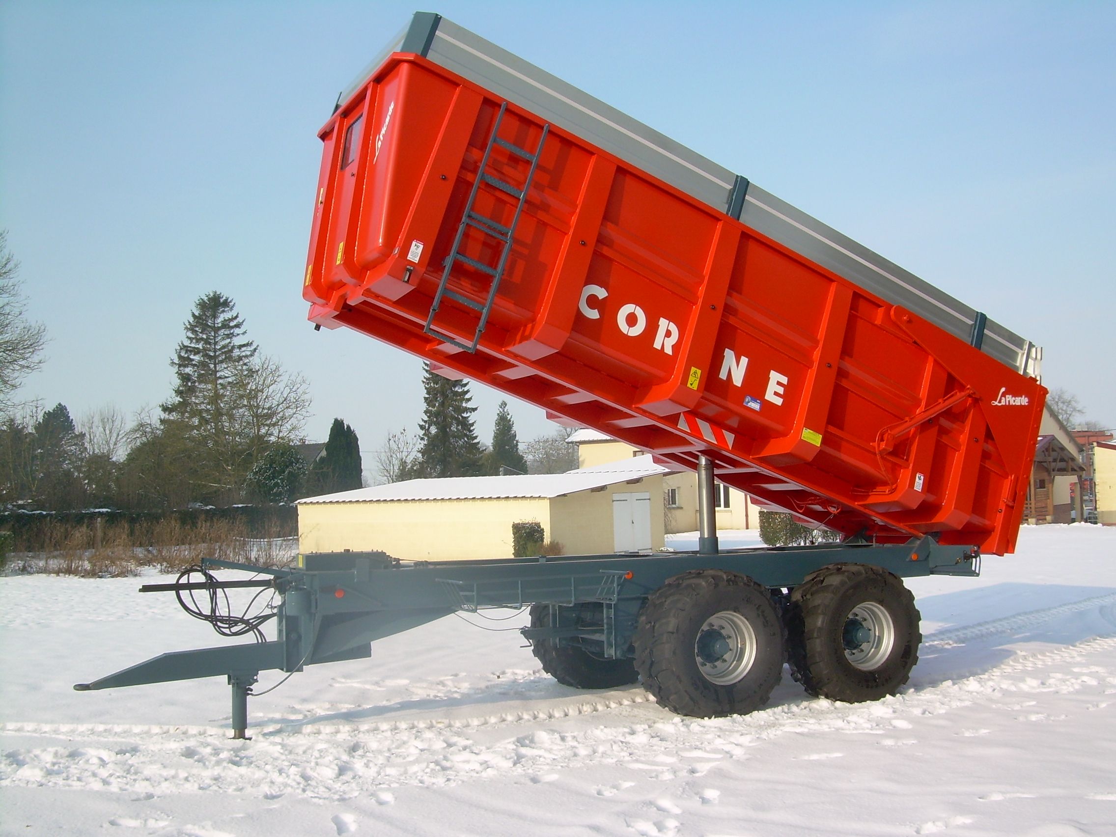 Benne agricole avec signalisation routière et peinture antirouille de qualité