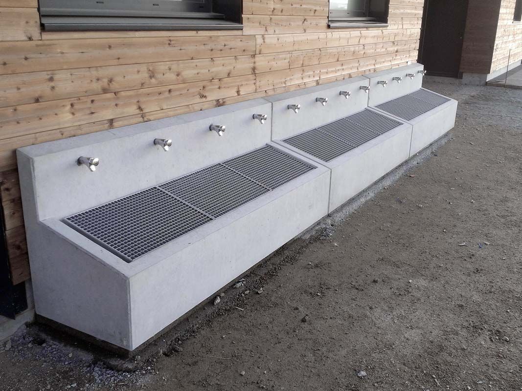 Équipement de lavage pour chaussures et bottes en zones fréquentées