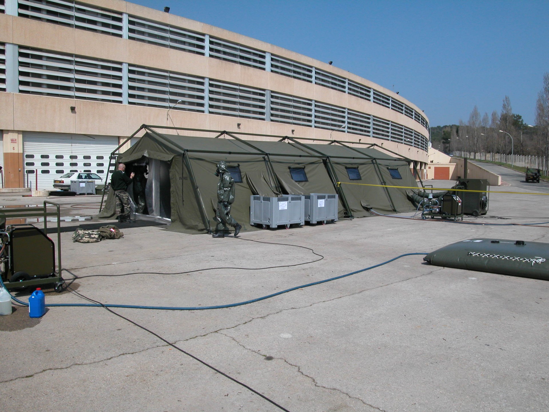 Dispositif rapide de décontamination pour armées et secours internationaux