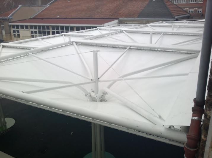 Préau Impluvio avec toile - Dimensions de 36m² à 102m², sur poteau central, acier galvanisé_3