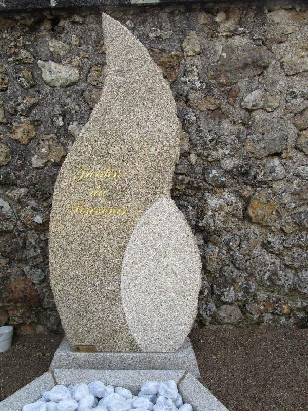 Jardins du souvenir - Les Stèles - Stèle flamme en granit massif avec gravure personnalisée_3
