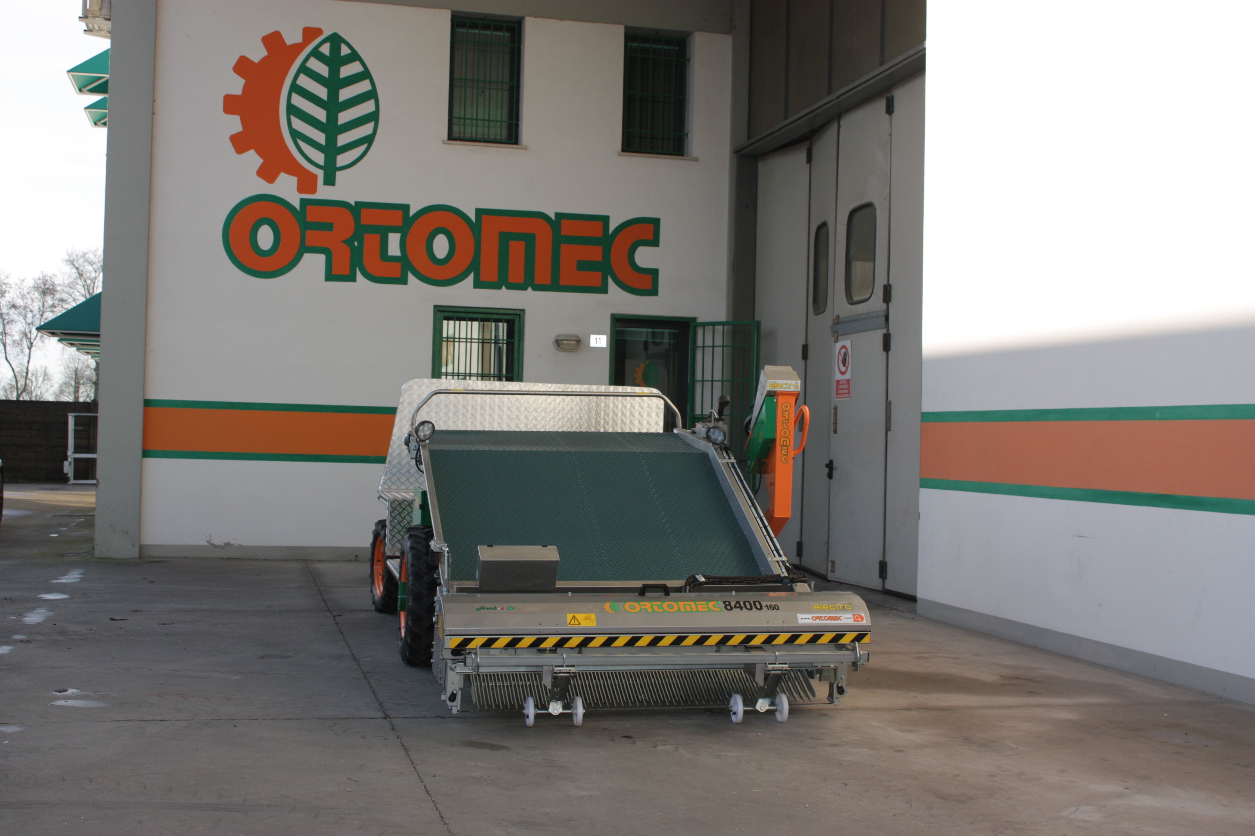 Récolteuse de légumes 8400 electro herbex - Ortomec SRL - largeur de tête 130 à 180 cm - électrique, automotrice et légère_3