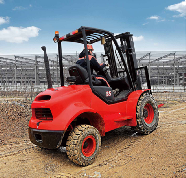 Location courte durée - Chariot élévateur tout terrain diesel 3500 kg avec roues motrices et système anti-vibration_3