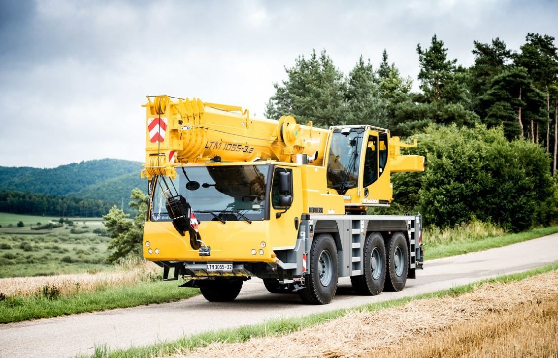 Grue LTM 1055-3.2 de Liebherr avec technologie de trou de serrure pour un lestage rapide