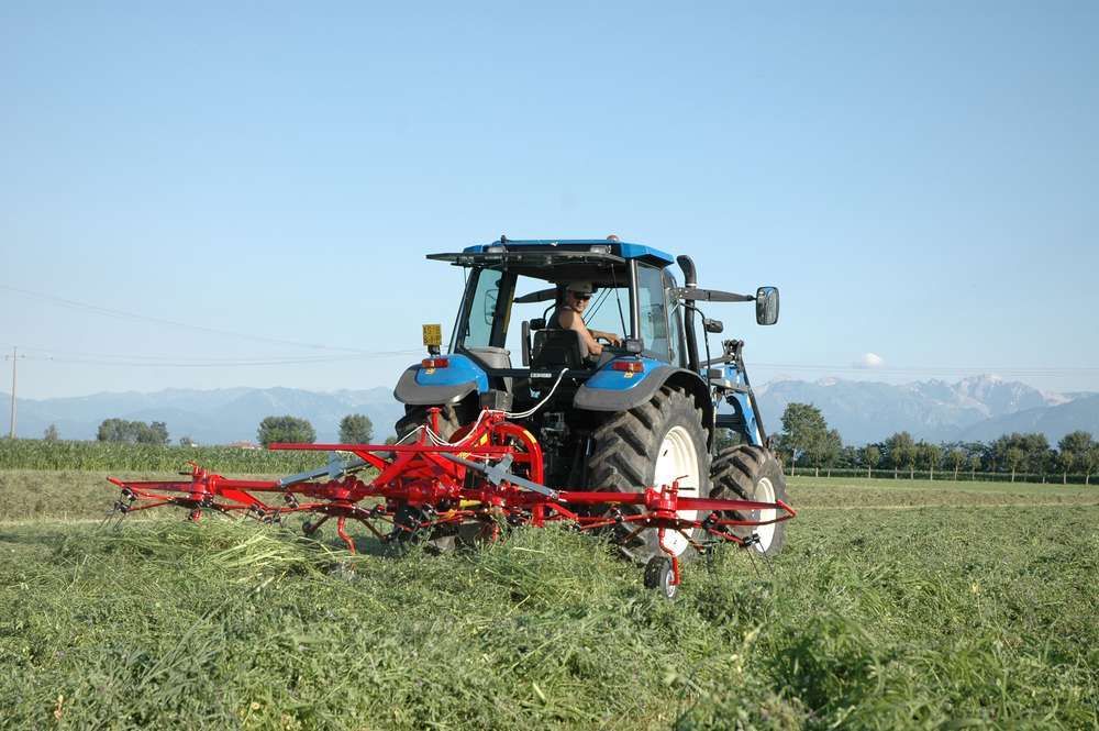 Machine agricole avec système de fermeture hydraulique ou manuel