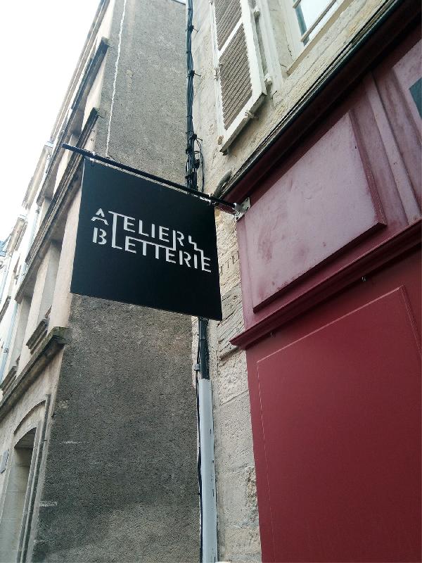 Enseigne drapeau Alu Dibond Effet Pochoir - L 60 x H 60 cm (carré)_3