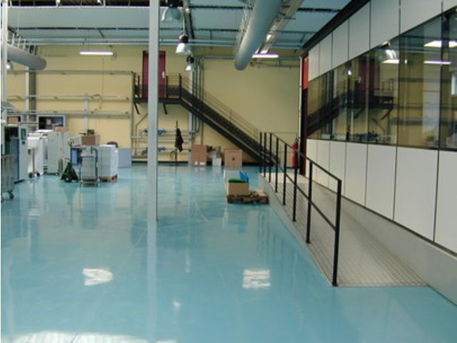 Résine de sol autolissante sans solvant et sans odeur, idéale pour garages, ateliers et surfaces commerciales - Neopox TLM_3