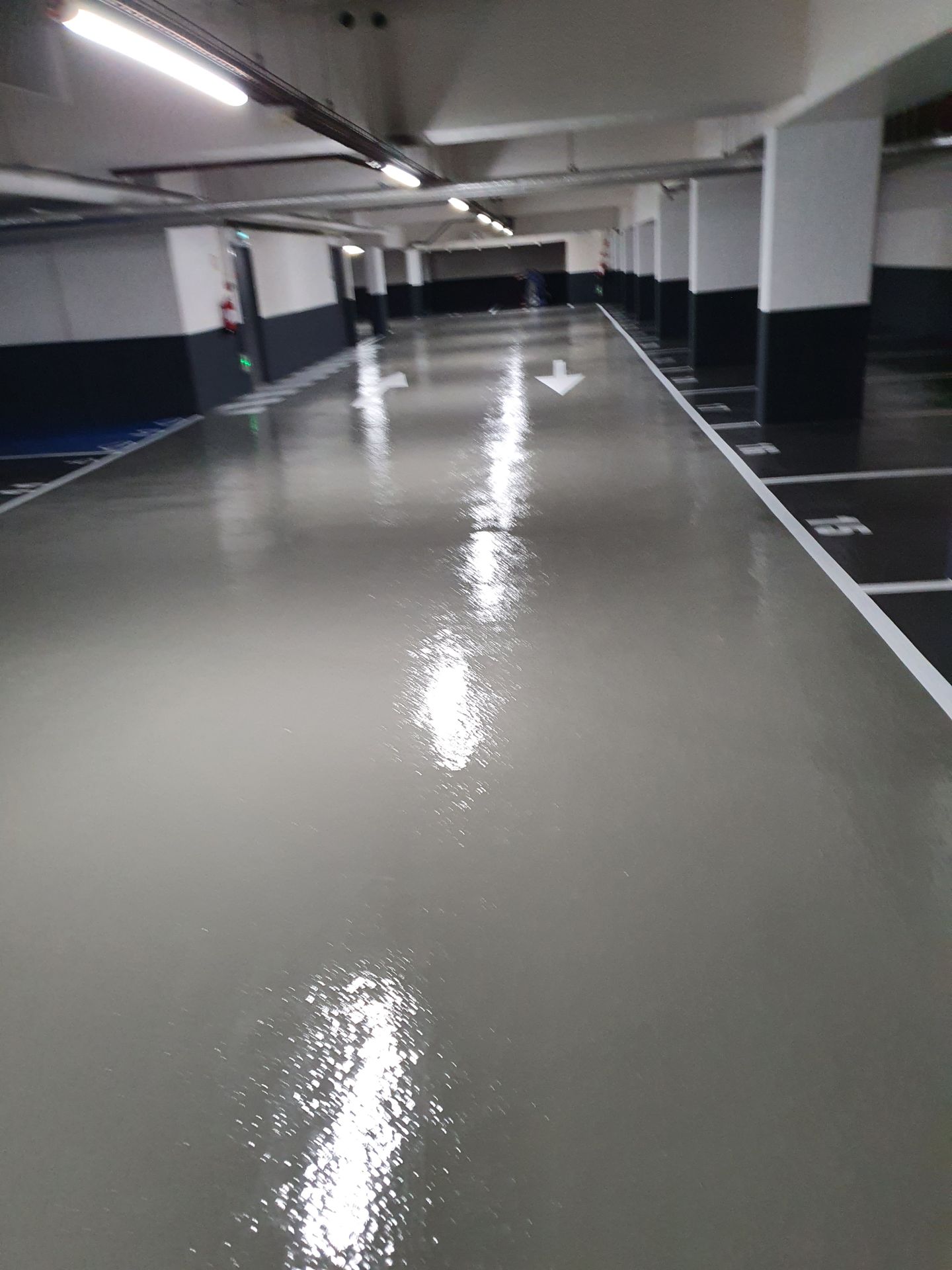 Revêtement de sol en résine époxy bi-composant idéal pour les surfaces humides_3