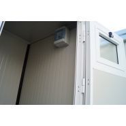 Cabine sanitaire avec plancher bois hydrofuge et revêtement PVC