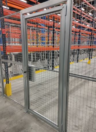 Installation de cloisons grillagées avec finition personnalisable